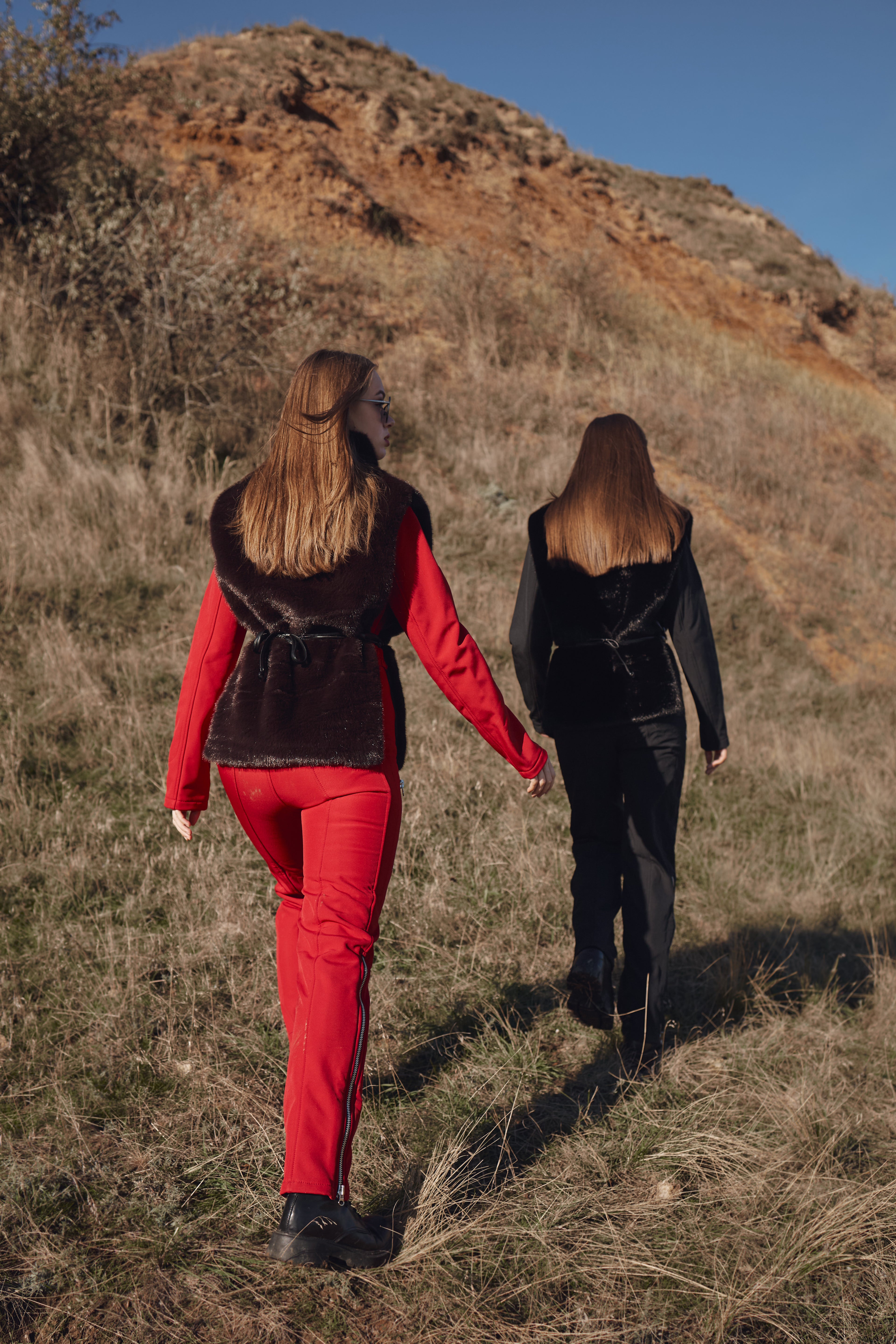 Манішка з еко хутра з поясом - Чорний