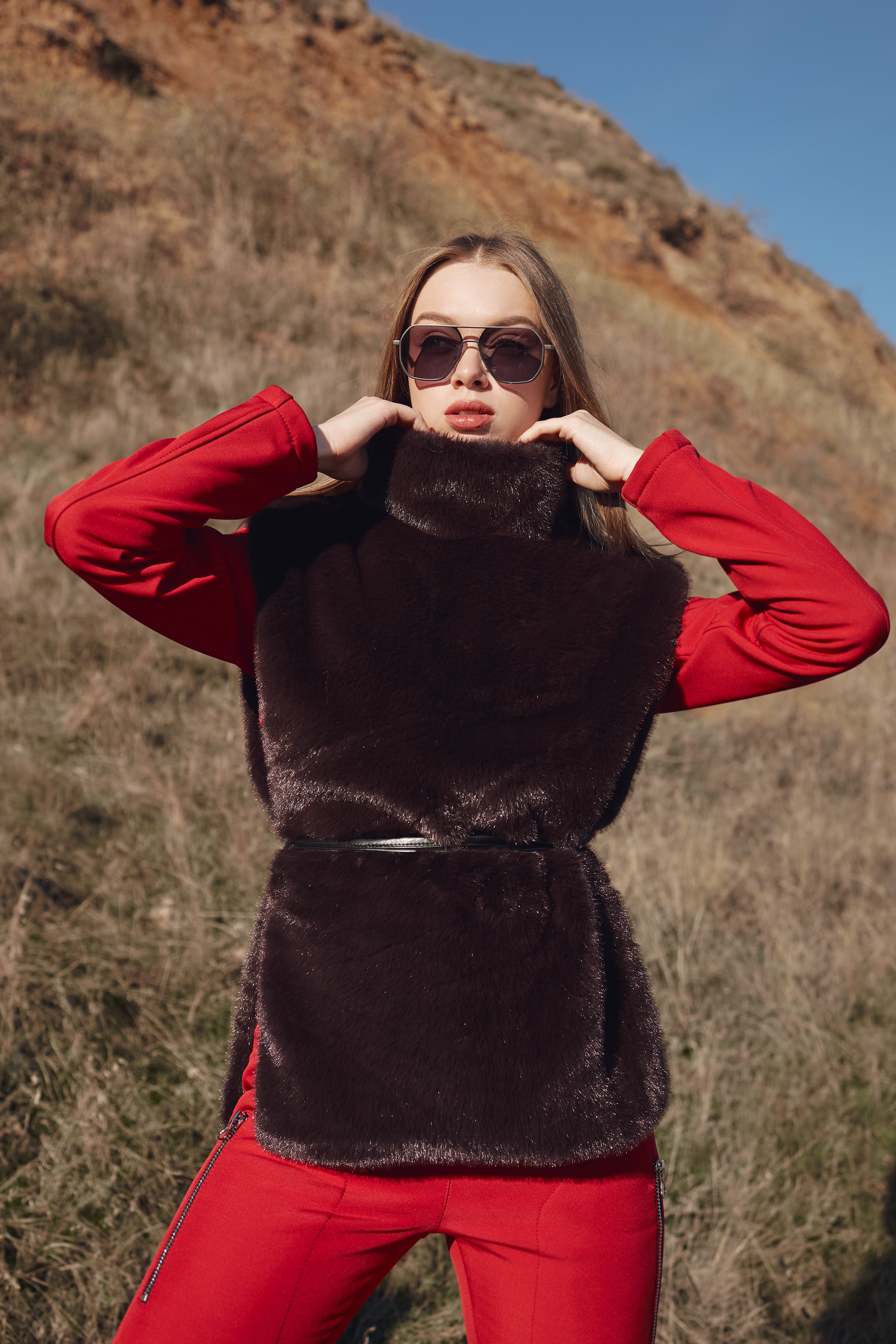 Манішка з еко хутра з поясом - Шоколадний