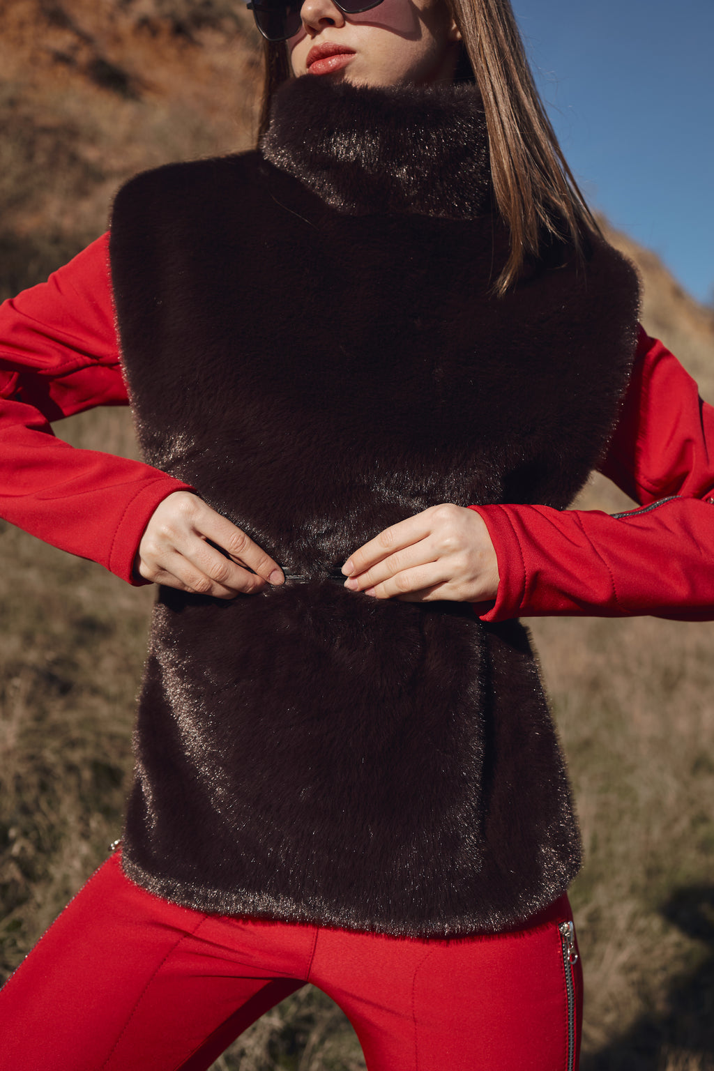 Манішка з еко хутра з поясом - Шоколадний