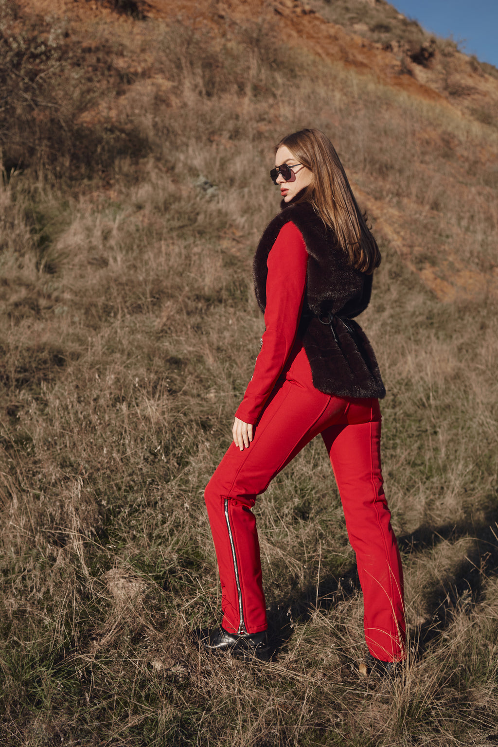 Манішка з еко хутра з поясом - Шоколадний