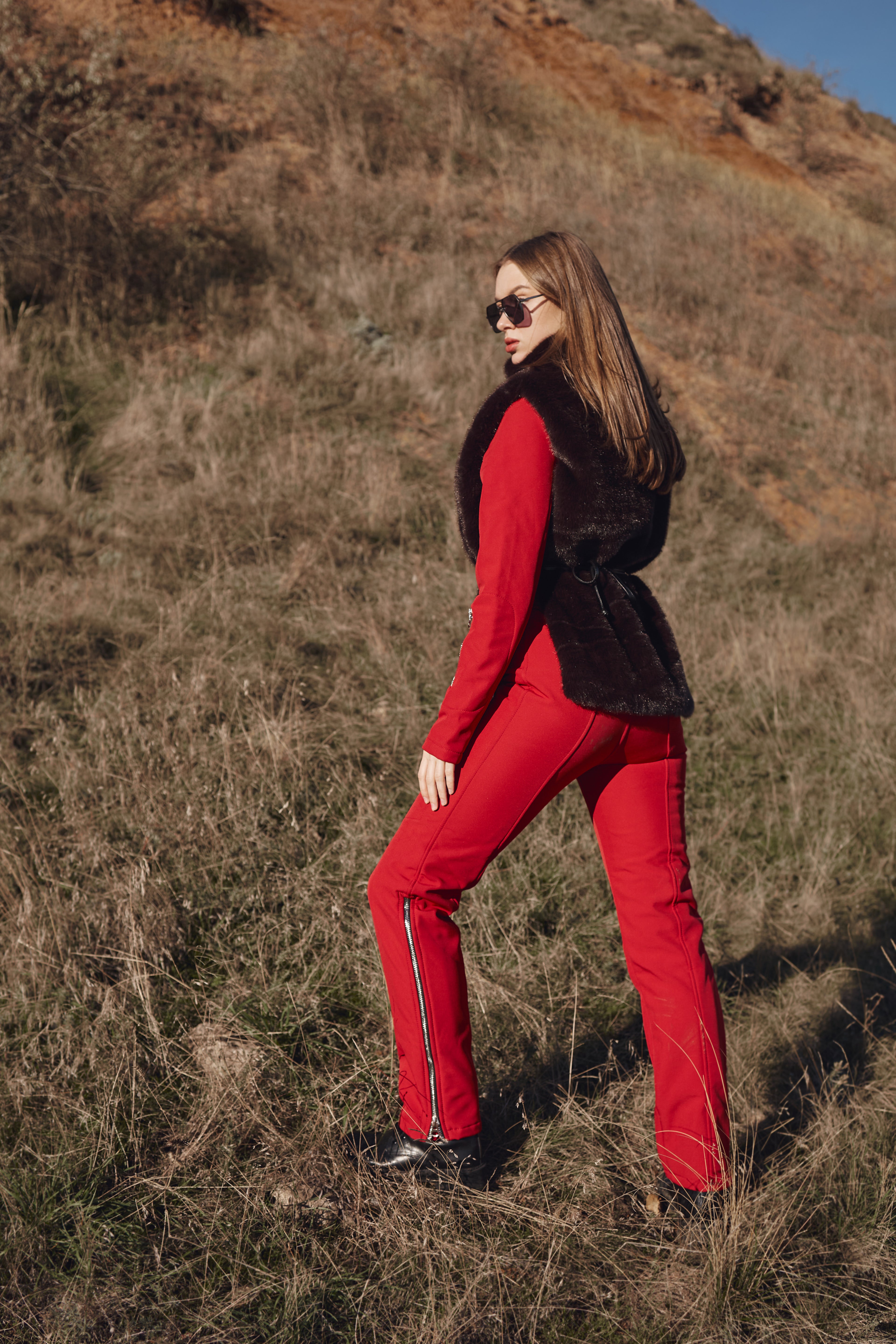 Манішка з еко хутра з поясом - Шоколадний