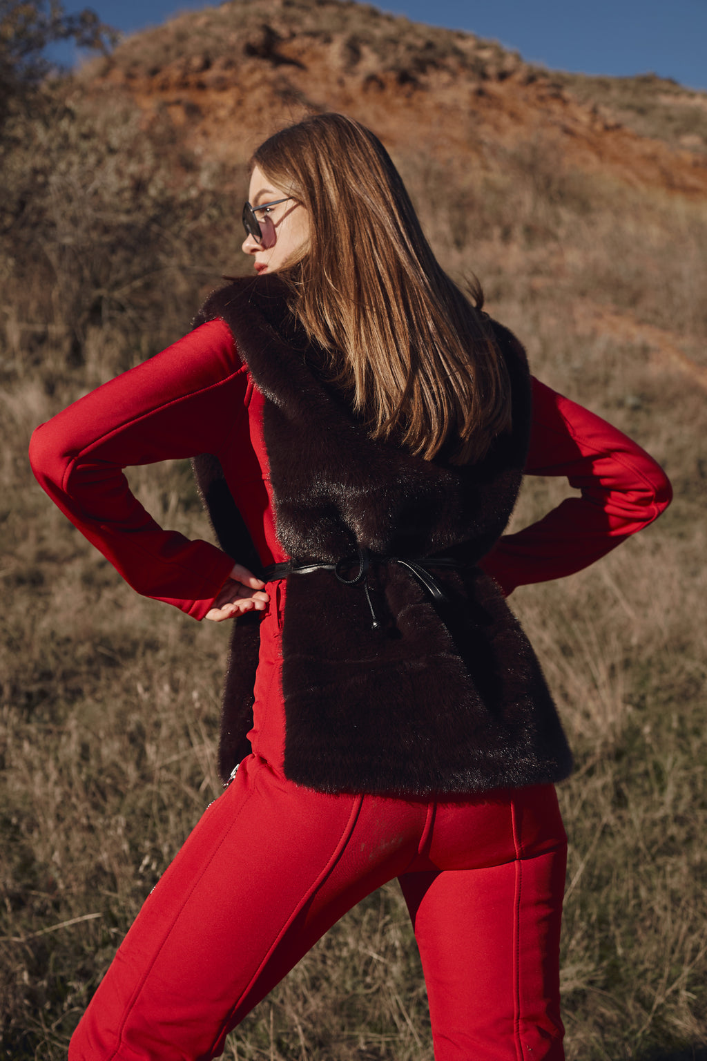 Манішка з еко хутра з поясом - Шоколадний