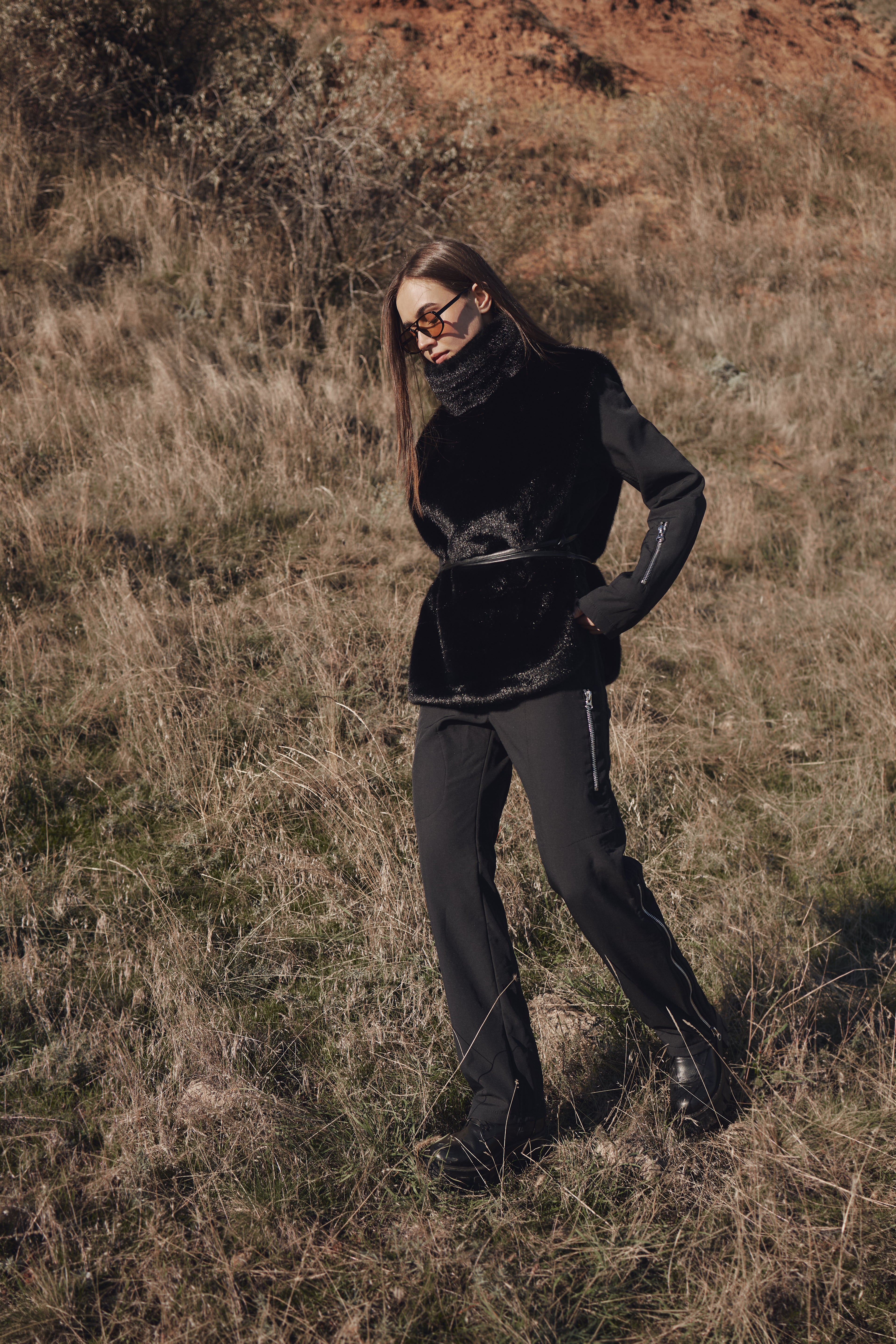 Манішка з еко хутра з поясом - Чорний