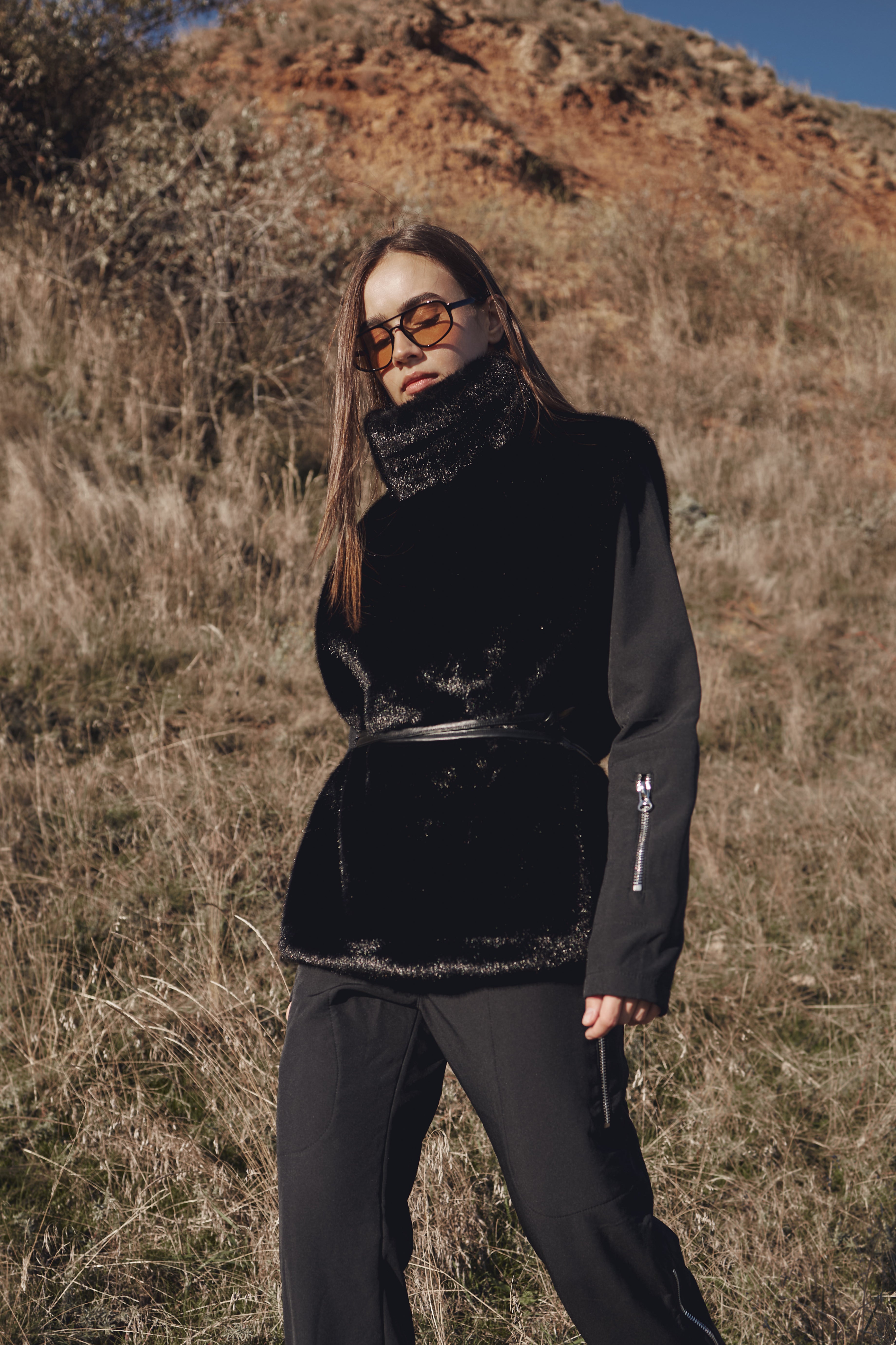 Манішка з еко хутра з поясом - Чорний