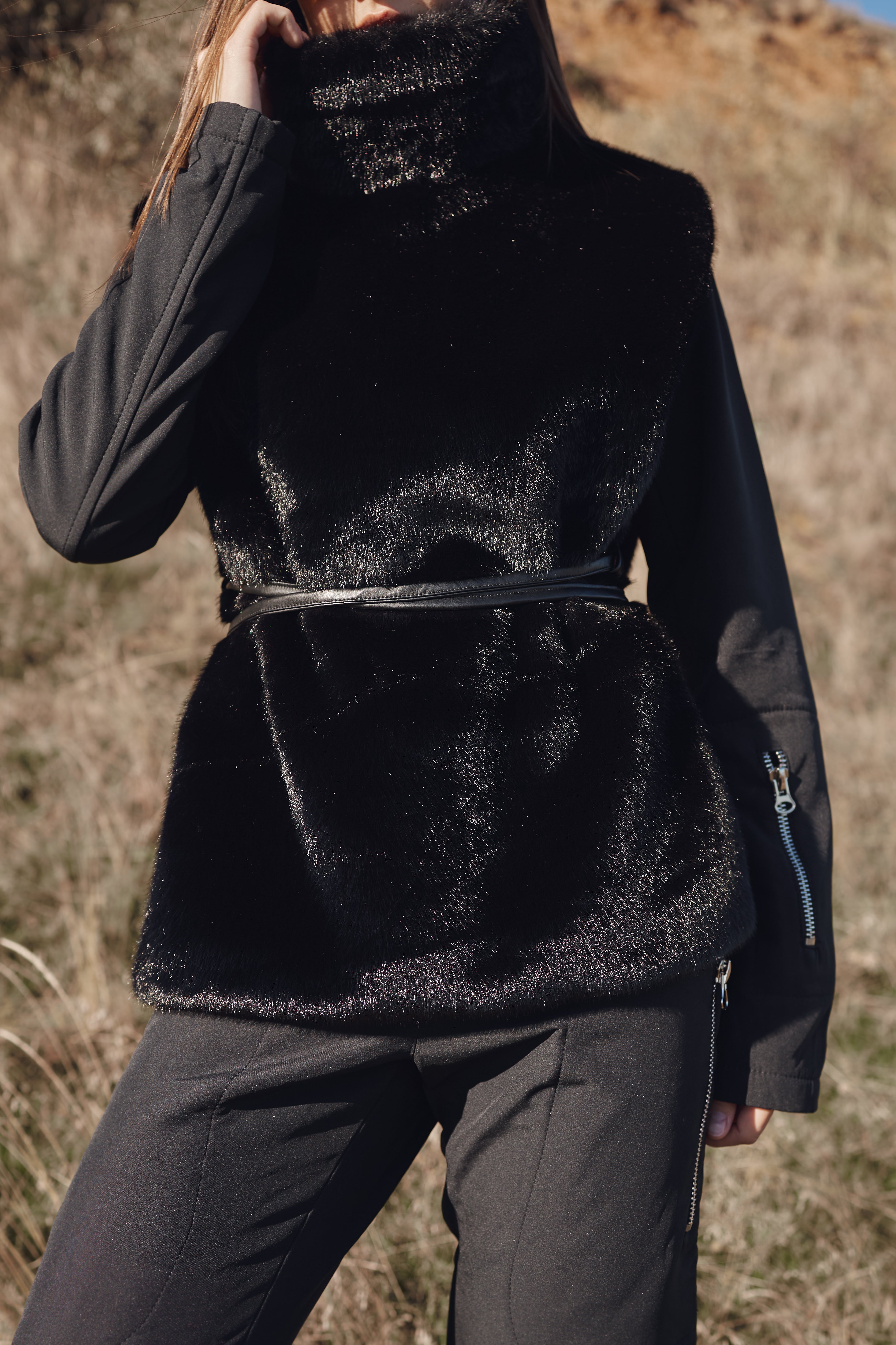 Манішка з еко хутра з поясом - Чорний