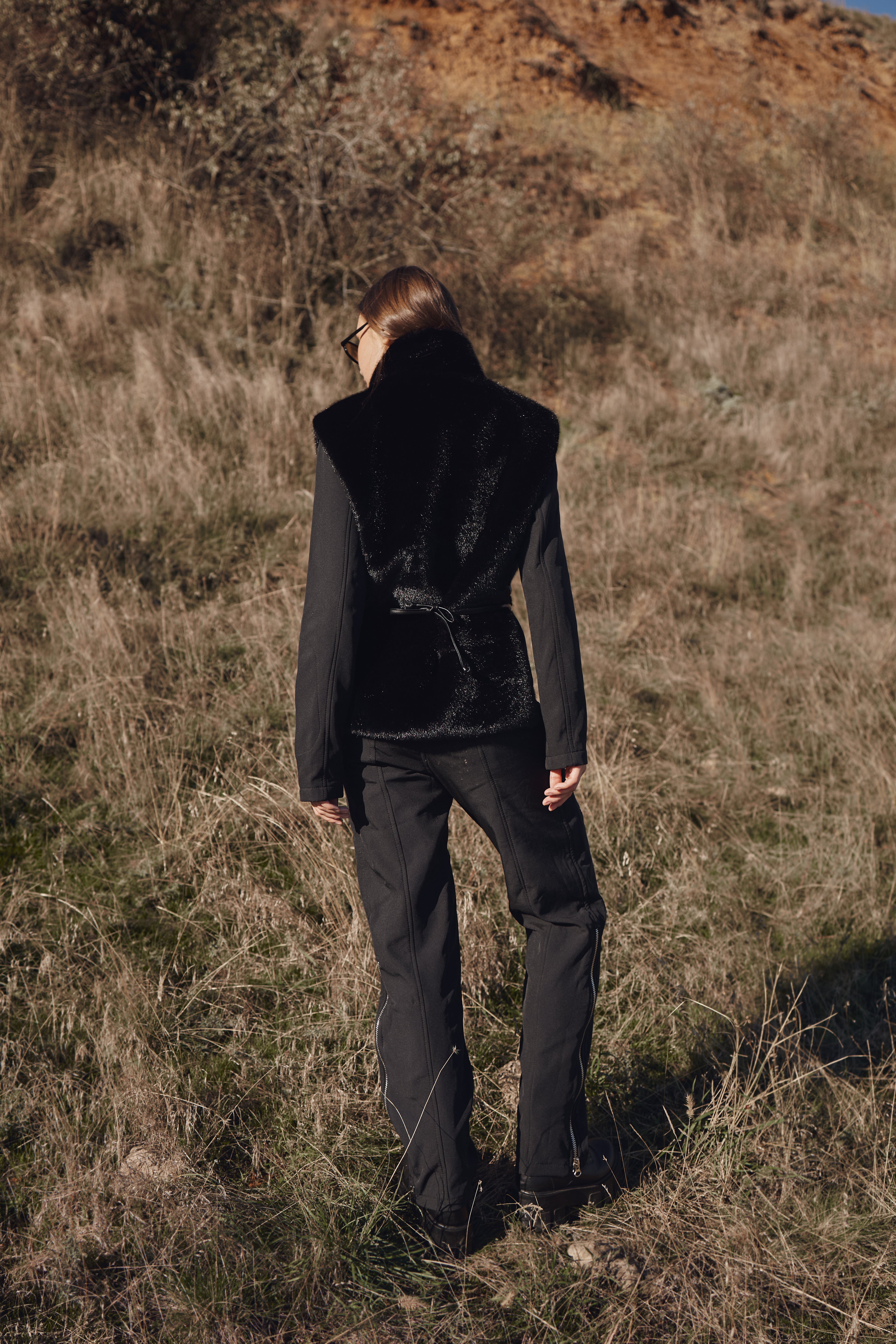 Манішка з еко хутра з поясом - Чорний