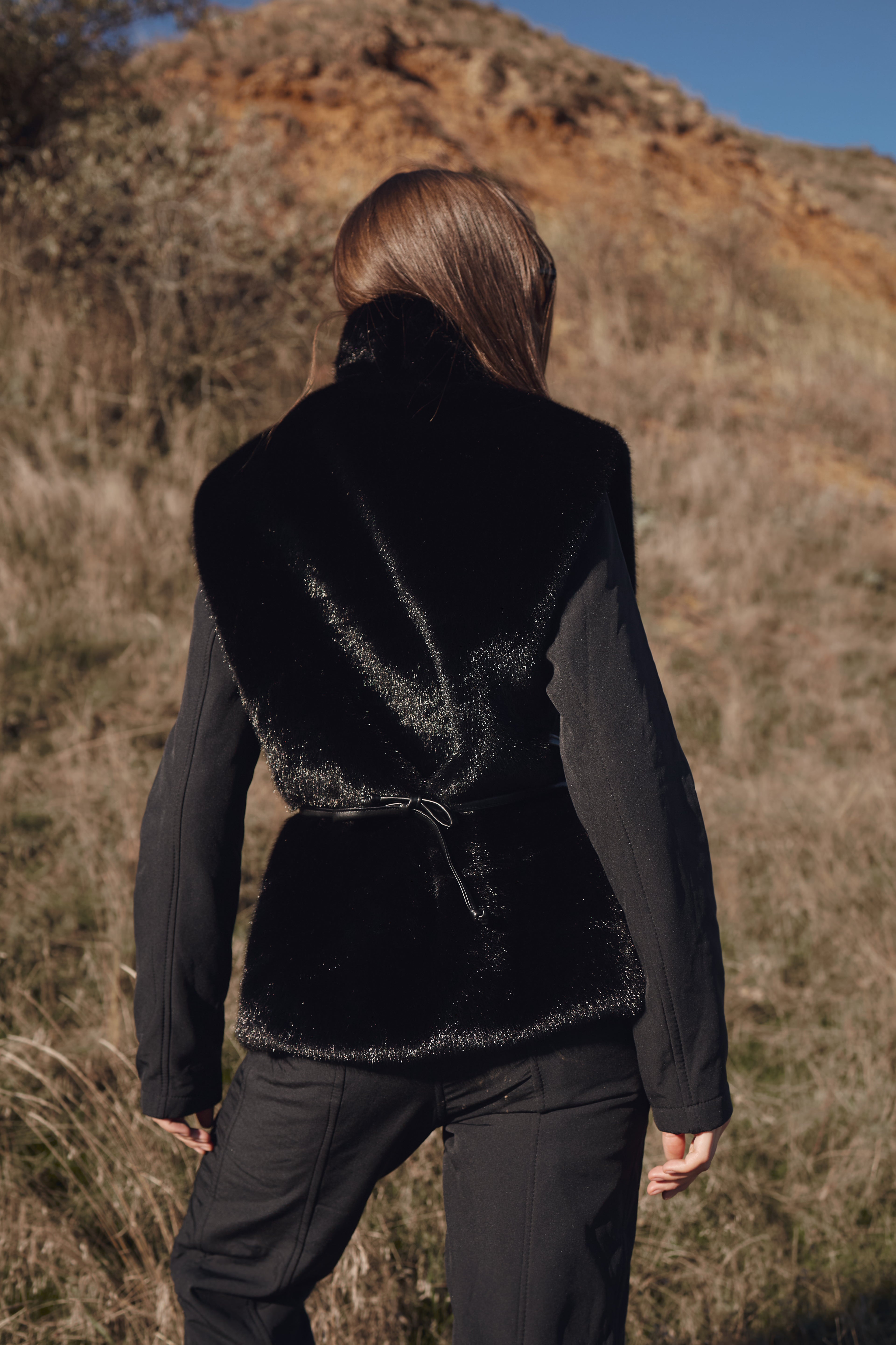 Манішка з еко хутра з поясом - Чорний